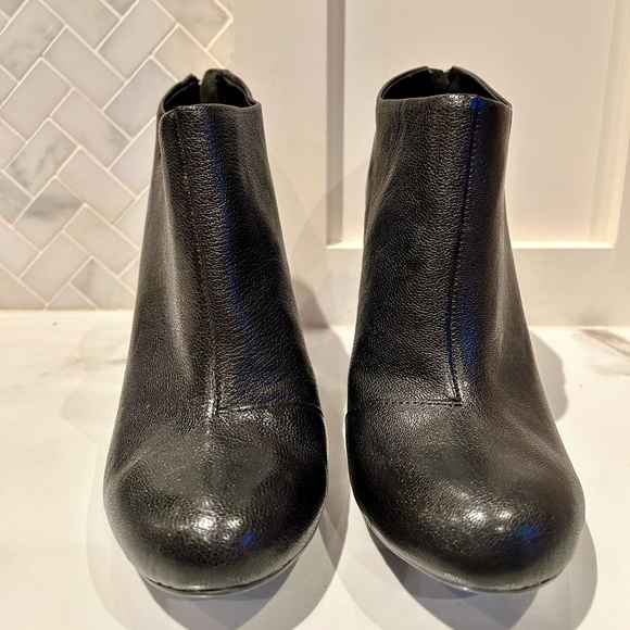 NWT! Kenneth Cole Reaction Leather Booties - Picture 3 of 6